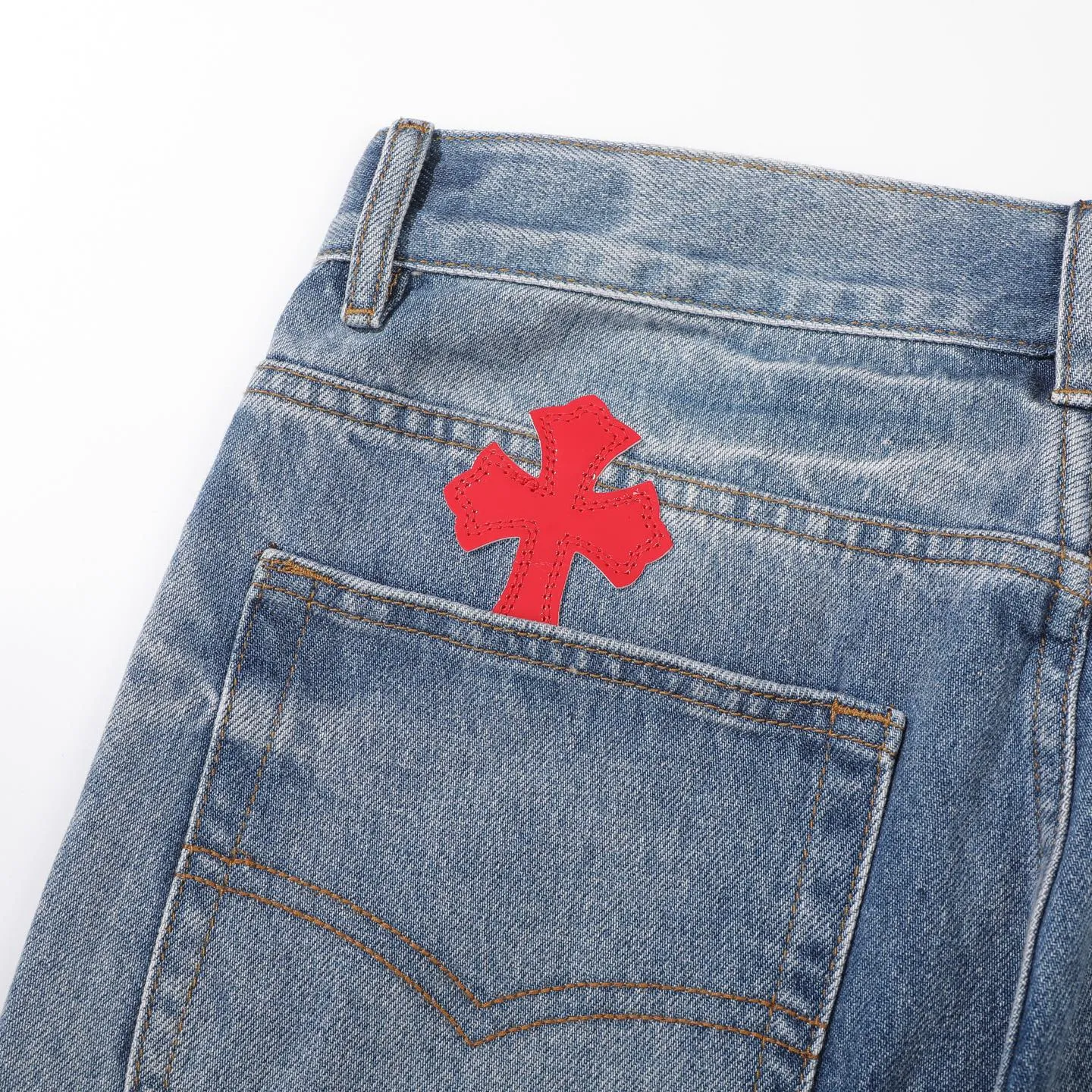 P280 Chrome Hearts blue denim with red black panther pattern multi-leather jeans. CH jeans need to be washed and then disassembled and hand-stitched with sheepskin cross leather and then spliced ​​to complete. The whole piece has too many craftsmanship to explain. The patchwork cross pattern is embellished, and the high-waisted washed jeans! ! Absolutely high-end luxury products, god-level single products and super popular products, made with top heavy industry, a must-see magic weapon. Customized hardware. The fabric is thick and soft after washing. It has good breathability. Customized small leather label. Unique design. The details are simple and elegant, and the workmanship is exquisite. The entire trousers are neatly routed and the details are in place! It’s so cool that both men and women can easily control the genderless trend! Color: Blue Size: 28 30 32 34 36